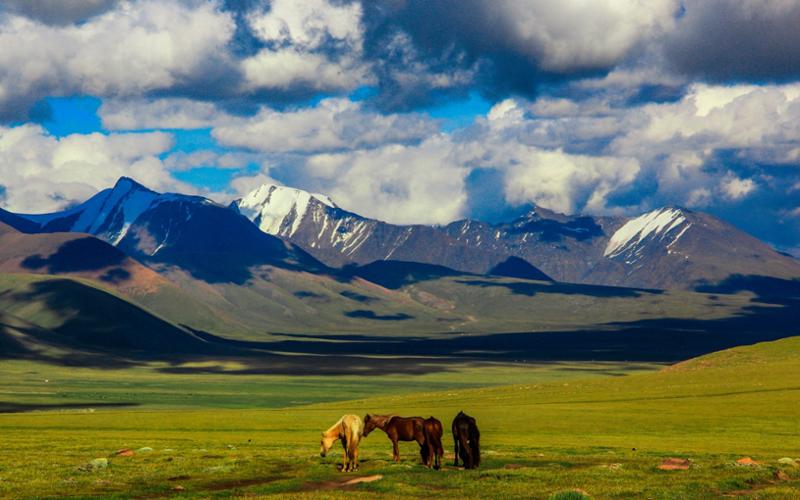 Kharkhiraa Mountain 