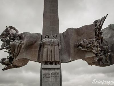 Victory Monument (Yalaltiin Khoshoo) - Dornod