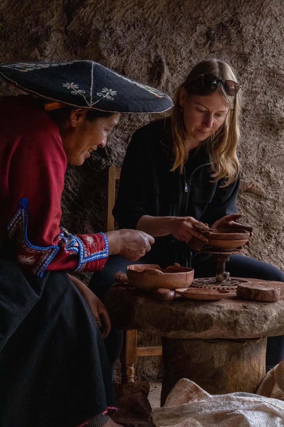 Auriane voyageuse Nomadays en compagnie d'une artisane indonesienne