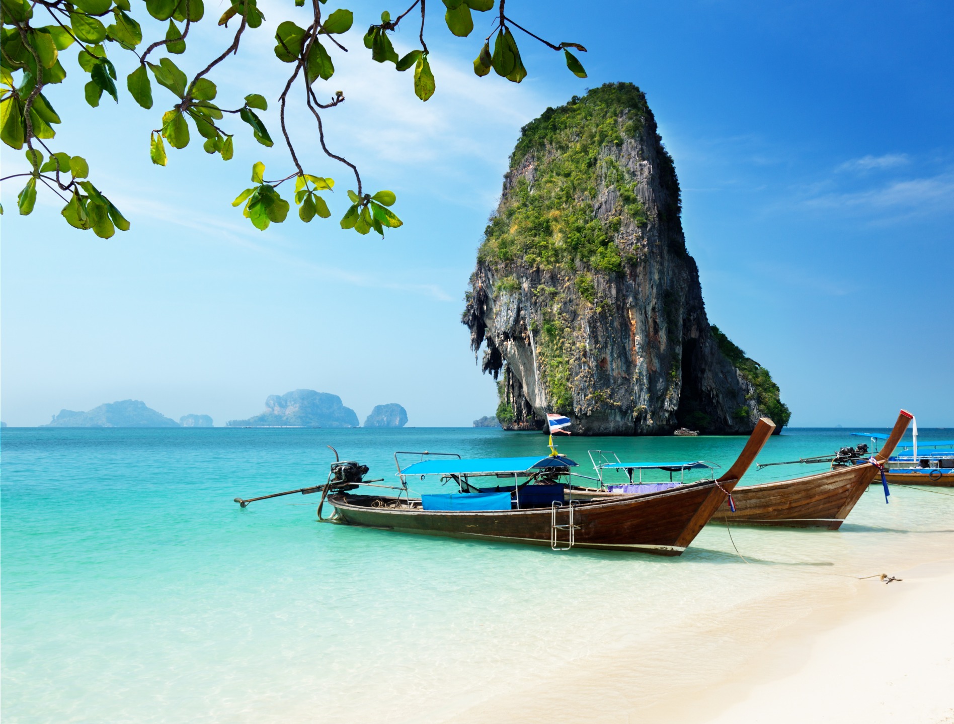 voyage Thaïlande, plage de rêve avec bateau thaïlandais