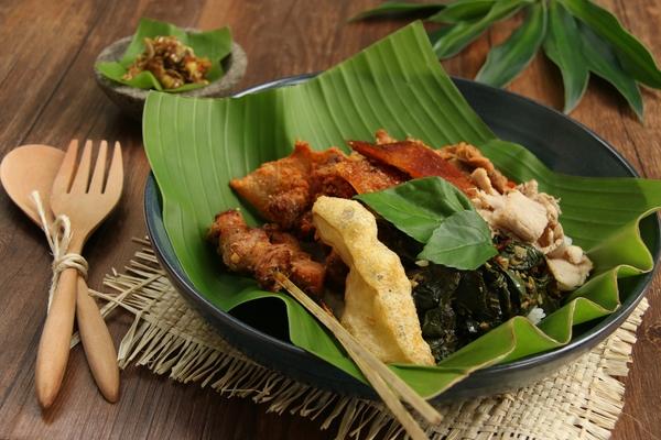 Plat de babi guling, photo © by Ariyani Tedjo via Shutterstock