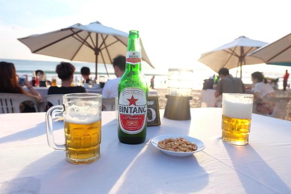 Une Bintang à la plage, photo ©by Hayachanta via Shutterstock