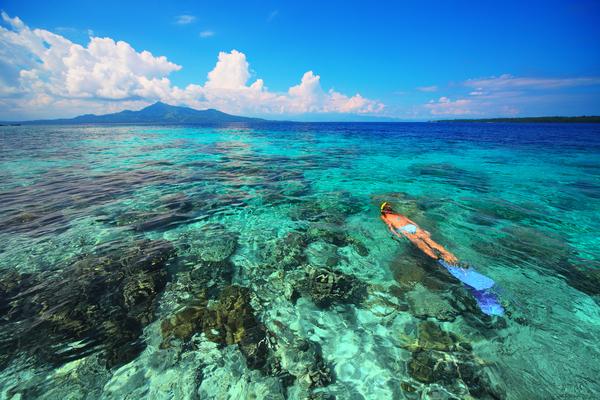 Snorkeling dans les îles Bunaken à Sulawesi, photo © by Dudarev Mikhail via Shutterstock