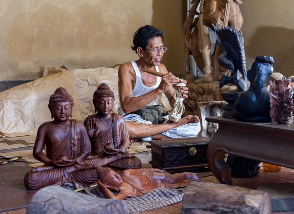Artisan sculptant le bois à Ubud, photo © Dima Fadeev via Shutterstock