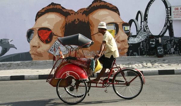Un becak dans la rue, photo © Yanto Hung via Shutterstock