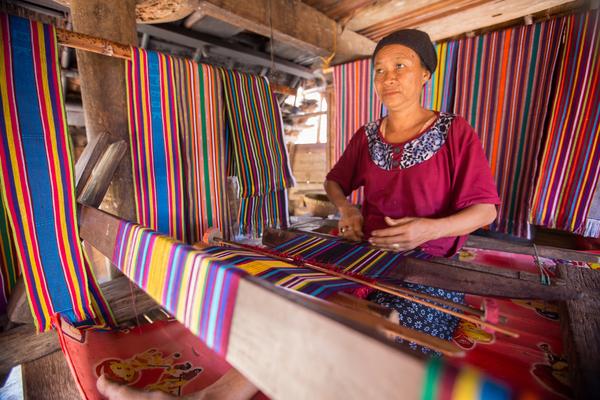 Une Sasak tissant un ikat, Lombok, photo © I AM CONTRIBUTOR via Shutterstock