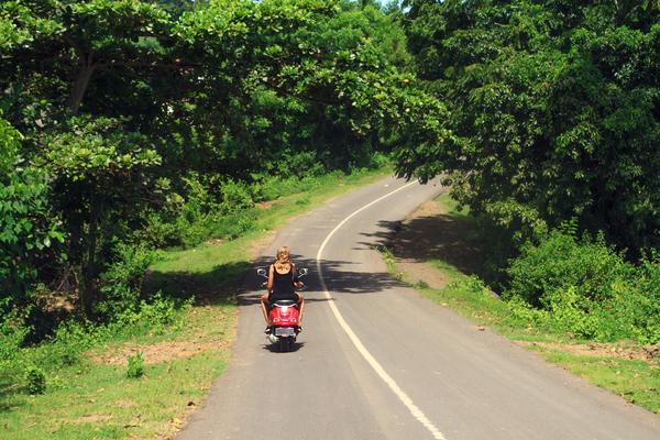 Voyageuse sur un scooter à Lombok, photo © Takabisha via Shutterstock