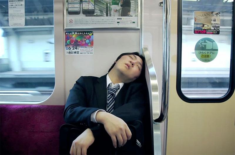 Dormir dans le Métro de Tokyo