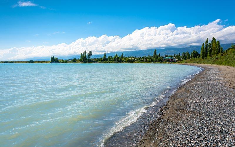 Quelle est la différence entre la rive nord et la rive sud du lac Issyk Kul ?