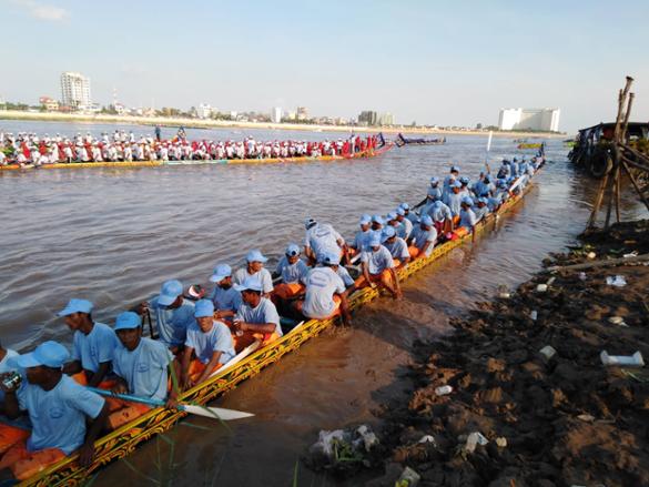 Kosal, navigateur des régates du Tonle Sap : « Chaque victoire nous rapporte 250 dollars. »