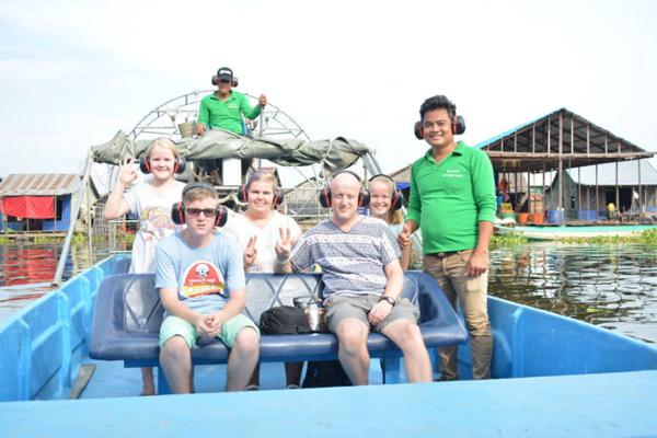 Samnorp et son frère Samnang, accompagnés des touristes du jour. ©Site internet komnob airboat tours.