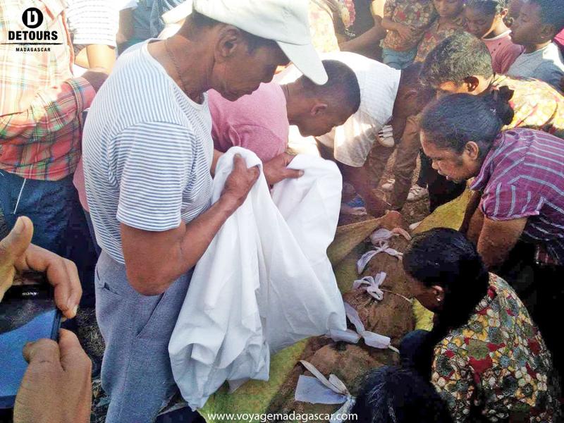 Famadihana ou le retournement des morts ou…