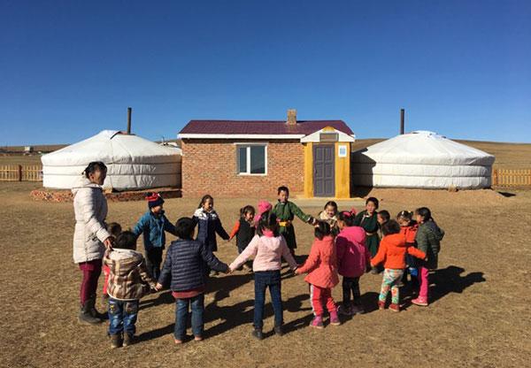 Bientôt une école maternelle Horseback pour les enfants des steppes