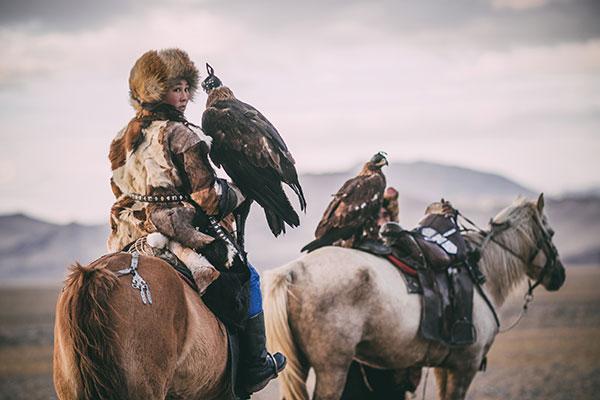 En Mongolie, la chasse à l'aigle intéresse les jeunes femmes