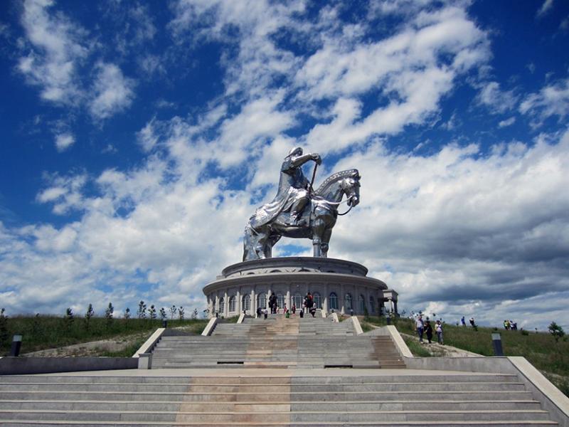 What to do around the Genghis Khan equestrian Statue ?