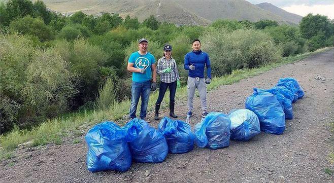 #Hogbucketchallenge to clean Mongolia!